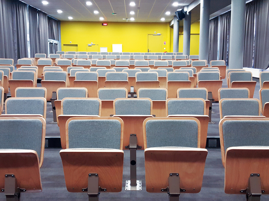 Sièges d'auditoriums repliables